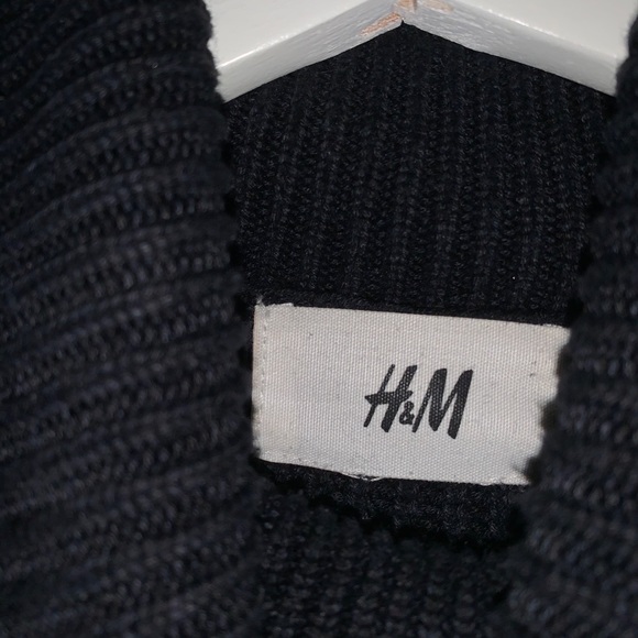 H&M TURTLE NECK - Picture 2 of 3
